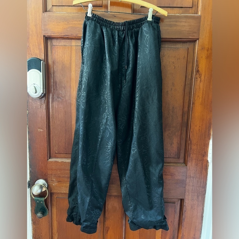 Vintage Black Satin Jogger Pants Floral Pattern, Elastic Waist, 80s 90s Size L - Picture 7 of 7